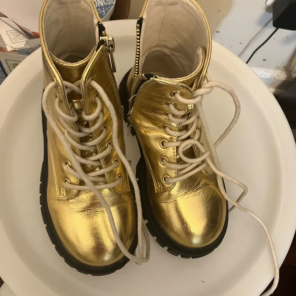 Girls' lace-up lug-sole boots in metallic